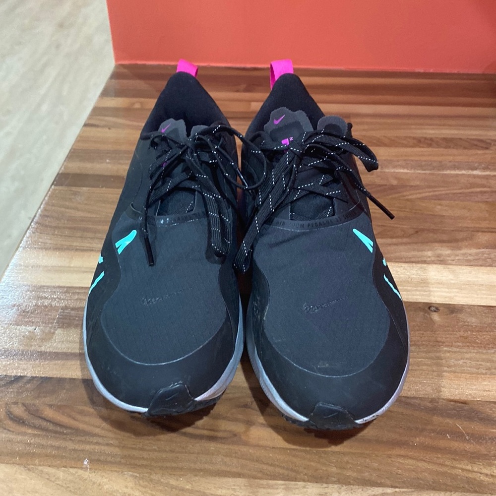 EUC Nike Sneakers